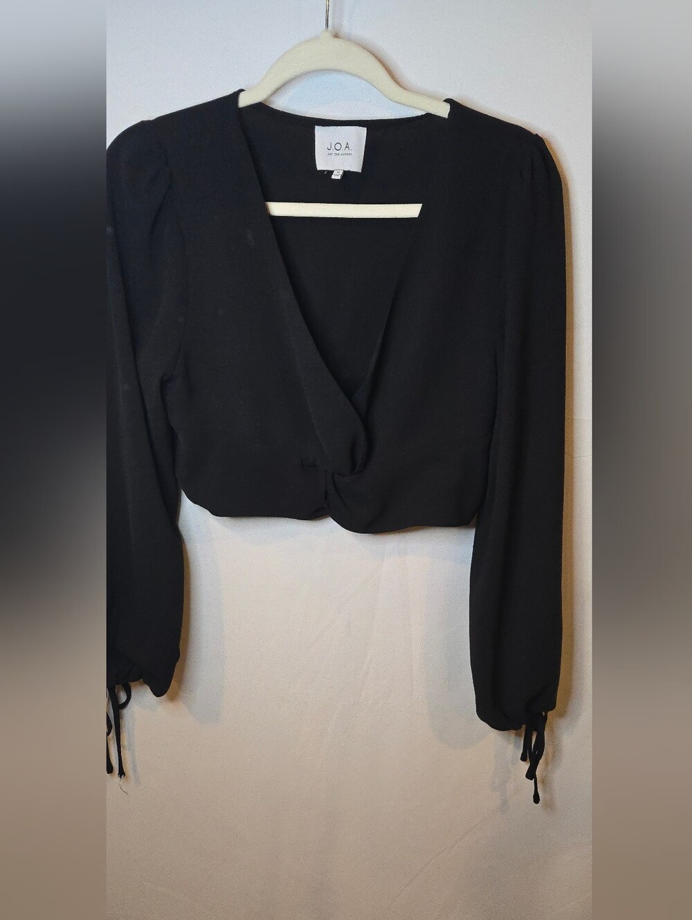 J.O.A. Black Twist-Front Long Sleeve Crop Top Womens M